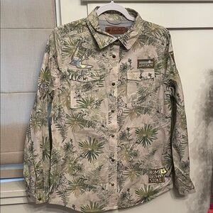 Levitate New England long sleeve snap shirt
100% Organic Cotton- NWT